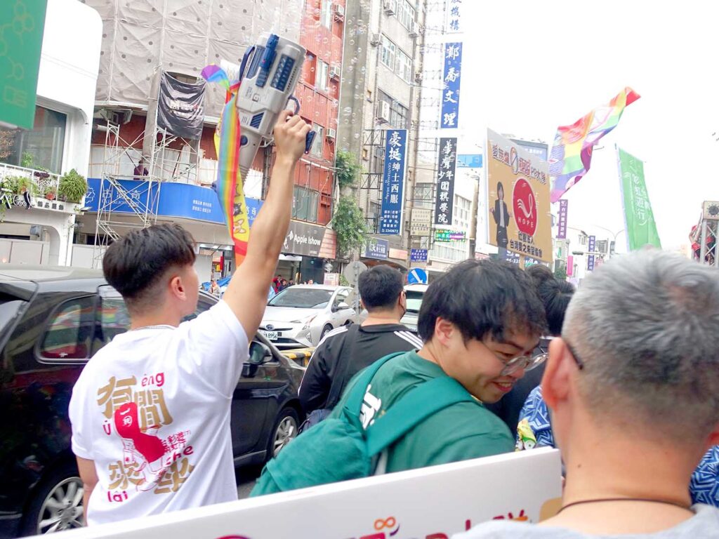 台南彩虹遊行（台南プライドパレード）2024でシャボン玉を飛ばす参加者