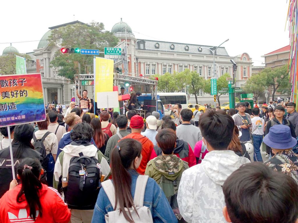 台南彩虹遊行（台南プライドパレード）2024で國立臺灣文學館前にさしかかるパレード隊列