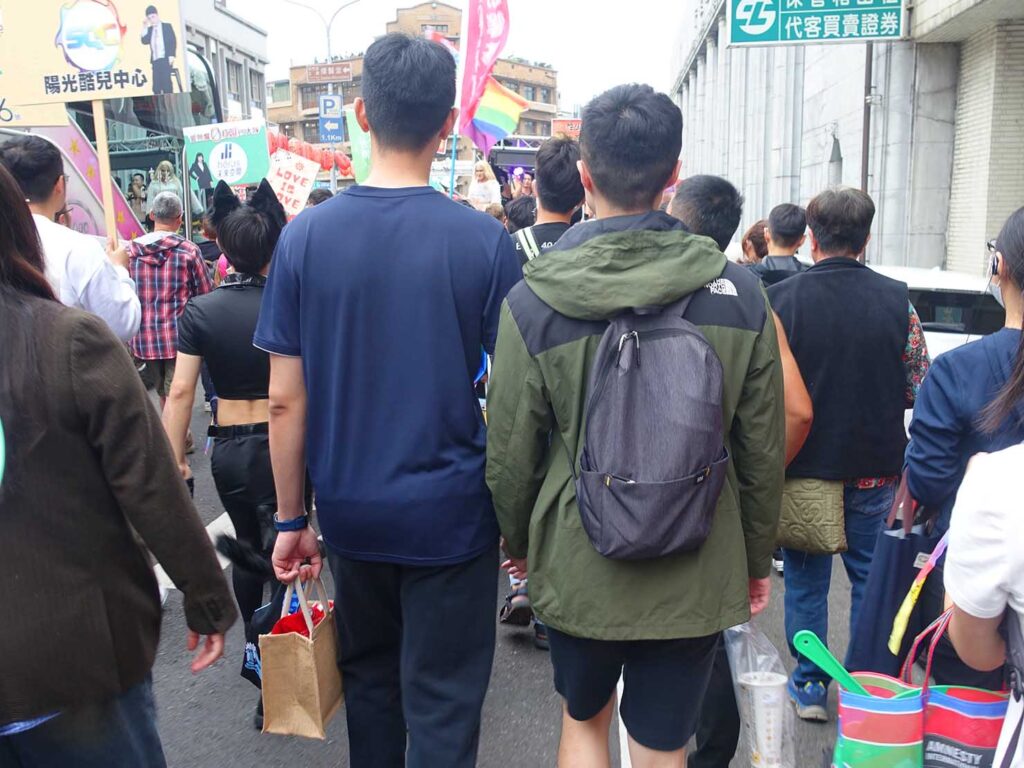台南彩虹遊行（台南プライドパレード）2024で手を繋いで歩くカップル