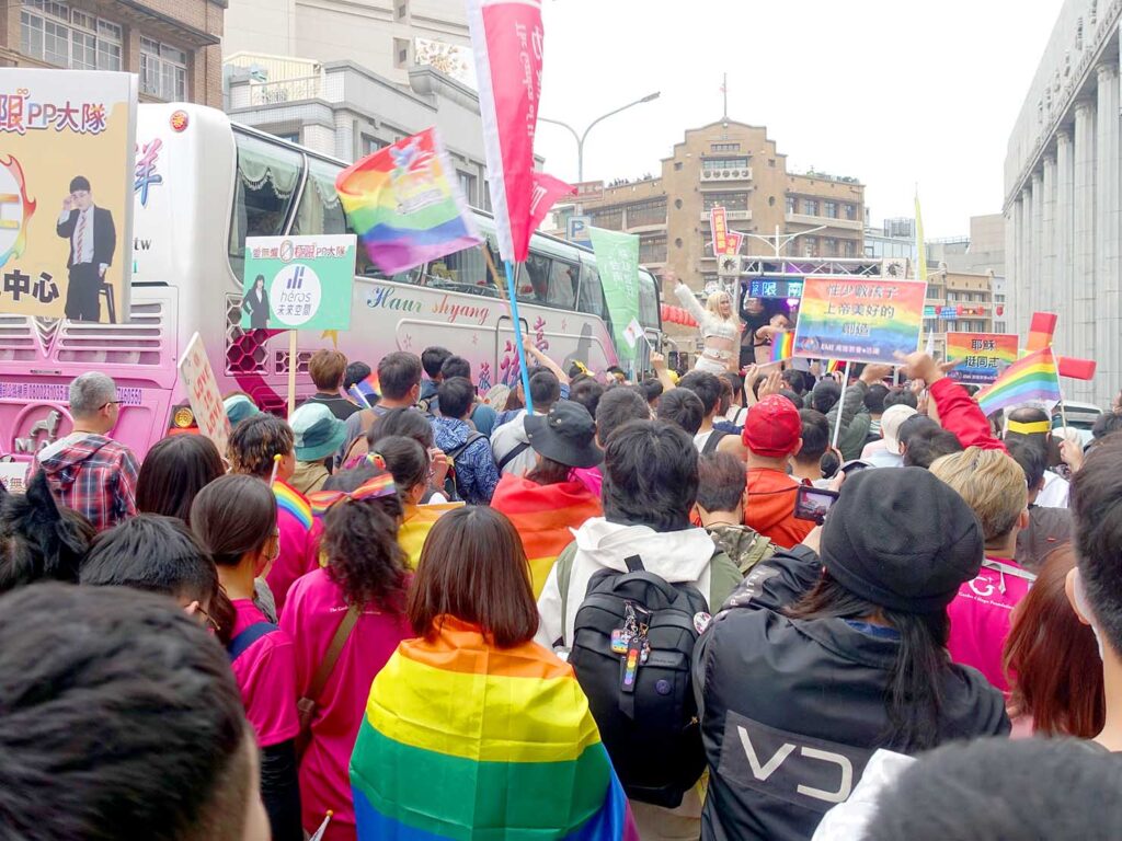 台南彩虹遊行（台南プライドパレード）2024で林百貨前にさしかかるパレード隊列