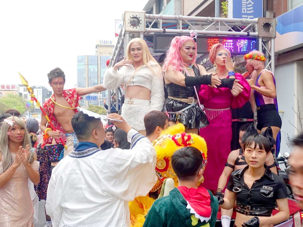 台南彩虹遊行（台南プライドパレード）2024で参加者を見送るドラァグクイーンのみなさん