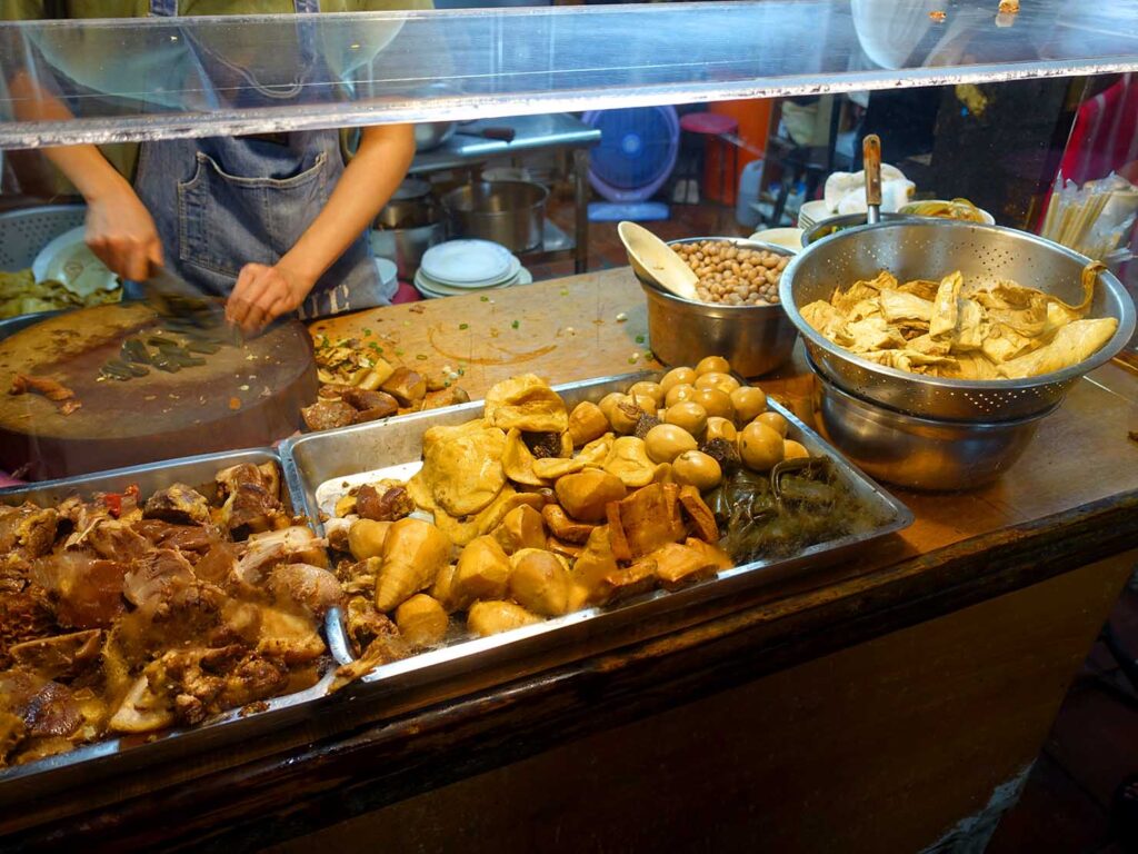 台北・善導寺のおすすめグルメ店「龍門客棧餃子館」のカウンターに並ぶ滷味