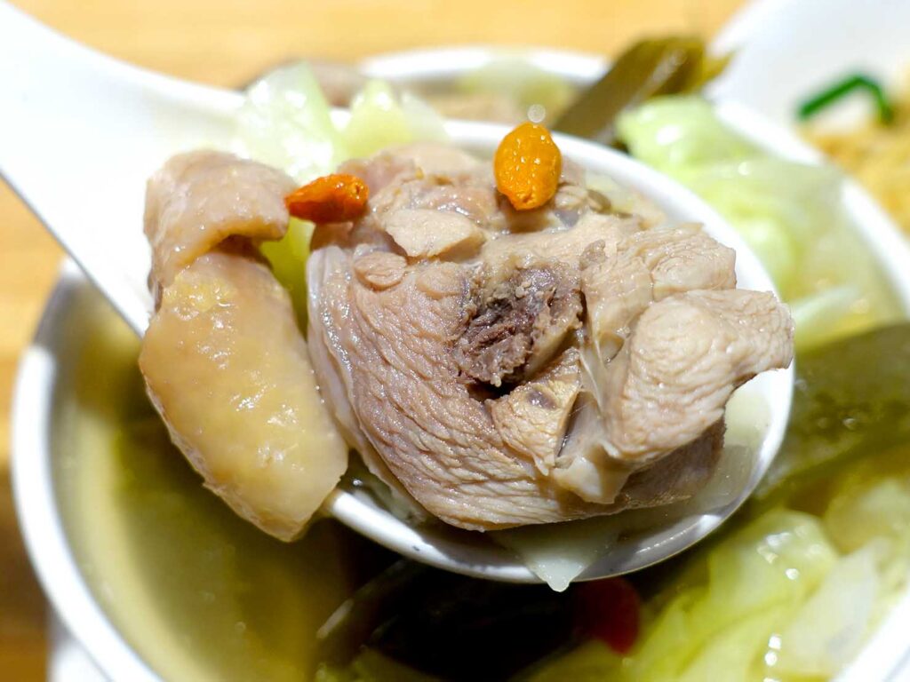 台北・善導寺のおすすめグルメ店「雙月食品社」阿甘剝皮辣椒雞腿湯のチキン