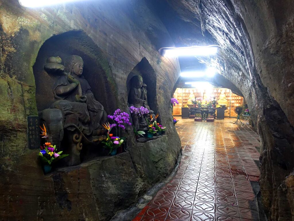 基隆のおすすめスポット「仙洞巖」の壁に彫られた仏像