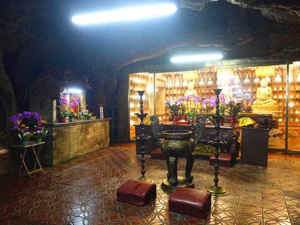 基隆のおすすめスポット「仙洞巖」の洞窟に祀られた仏像