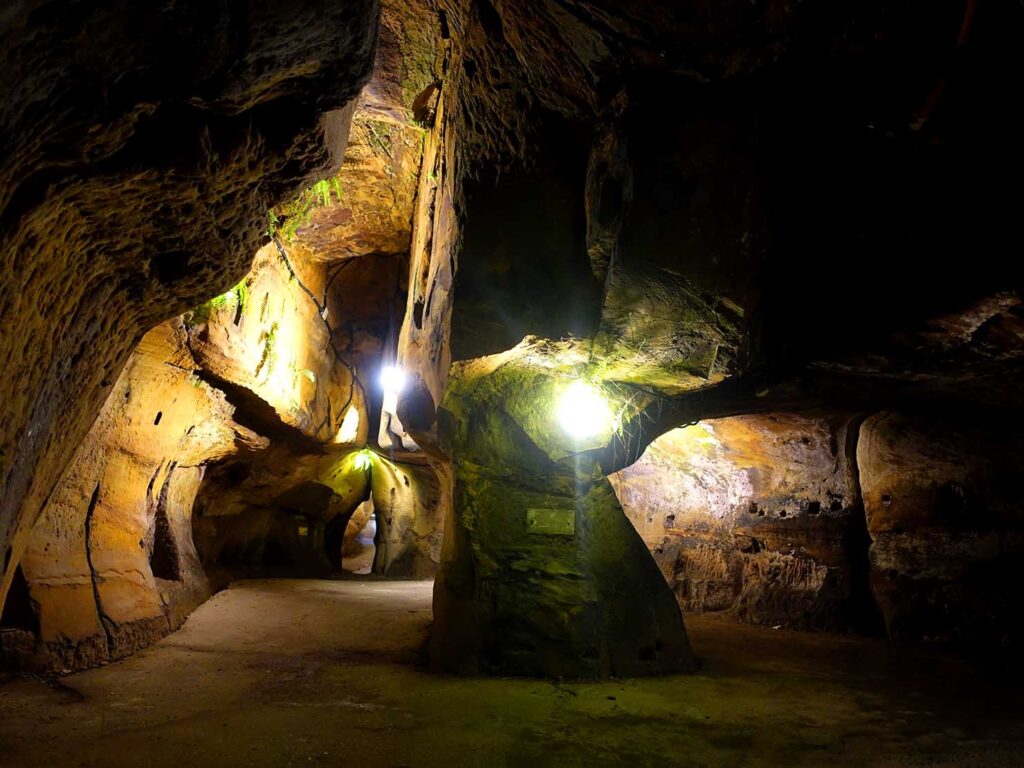 基隆のおすすめスポット「佛手洞」の洞窟内部