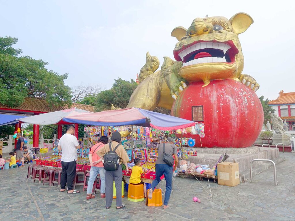 基隆のおすすめスポット「大佛禪寺」の巨大獅子