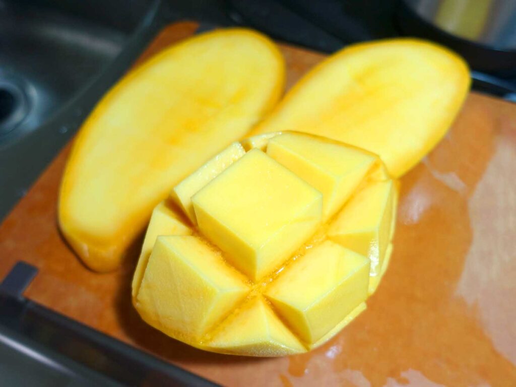 台湾生活で食べたマンゴー「金煌芒果」のカット中