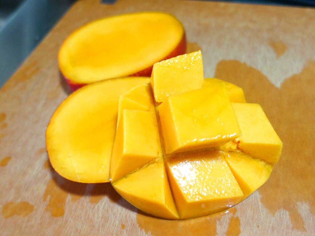 台湾生活で食べたマンゴー「愛文芒果」のカット中