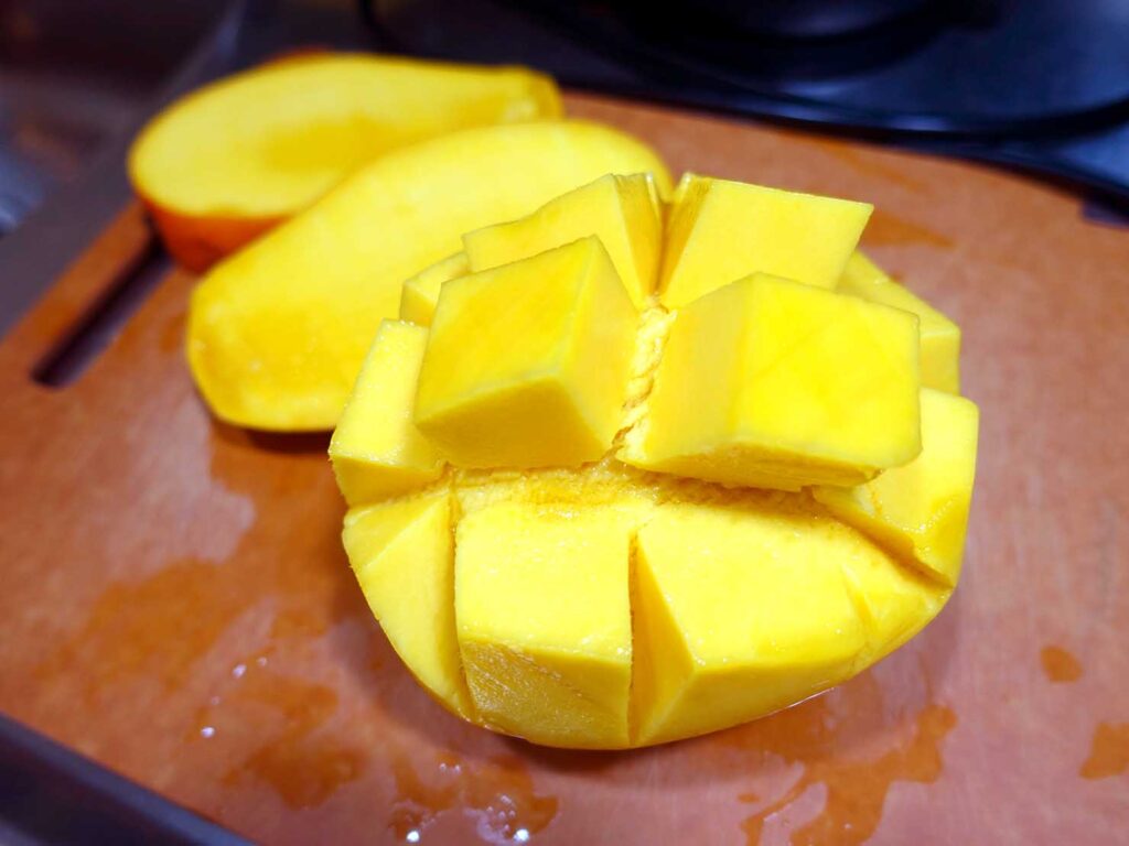 台湾生活で食べたマンゴー「玉文芒果」のカット中