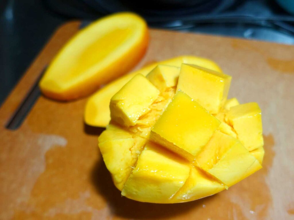 台湾生活で食べたマンゴー「西施芒果」のカット中