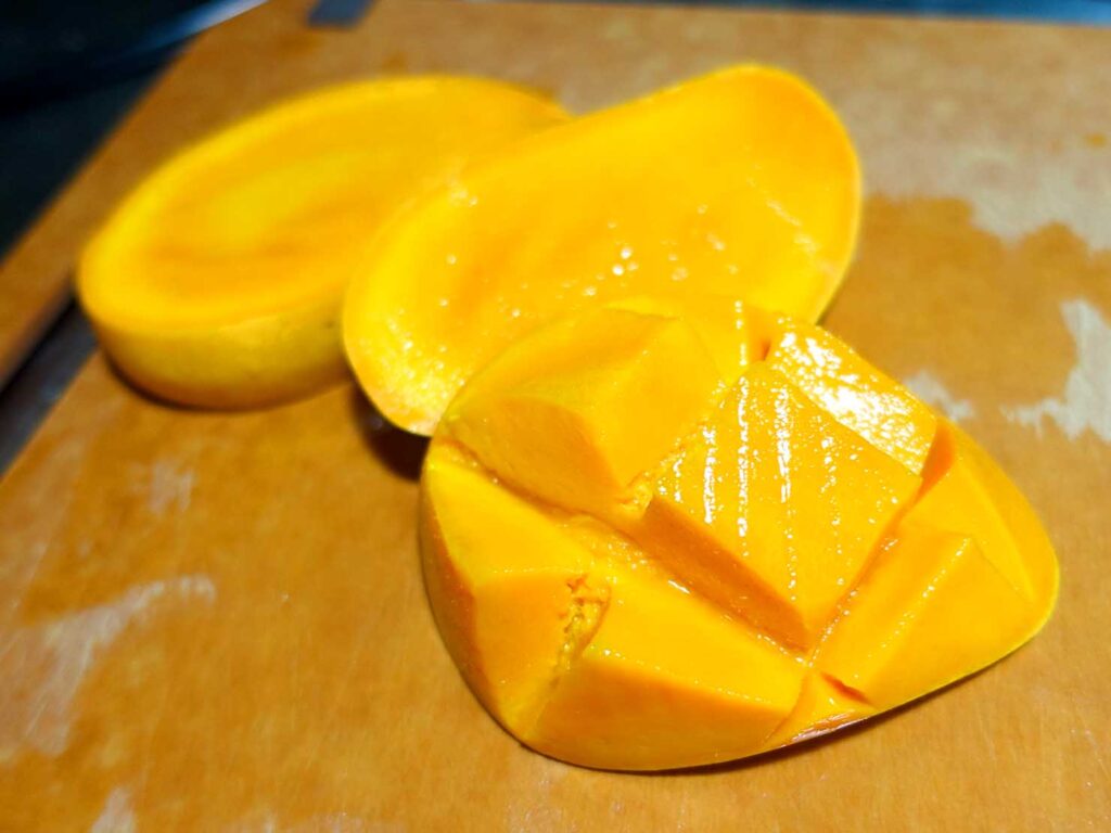 台湾生活で食べたマンゴー「台農一號芒果」のカット中