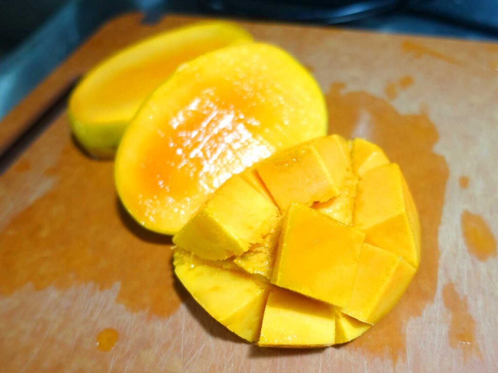台湾生活で食べたマンゴー「夏雪芒果」のカット中