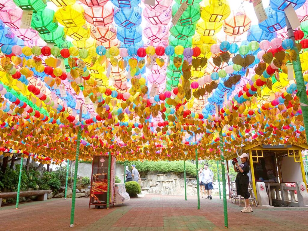 釜山・海東龍宮寺のカラフルな提灯