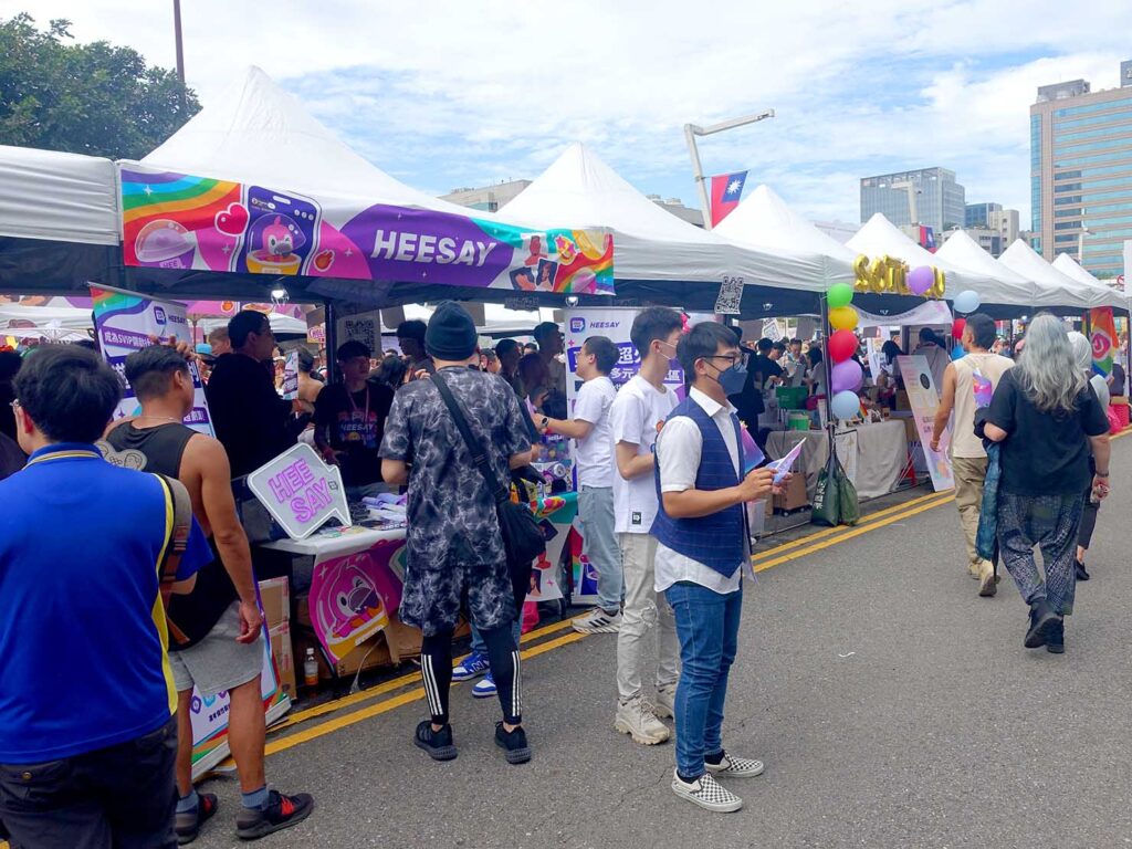 台灣同志遊行（台湾LGBT+プライド）2024の会場となった市政府駅前広場に並ぶブース