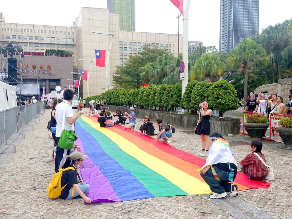 台灣同志遊行（台湾LGBT+プライド）2024の巨大レインボーフラッグ