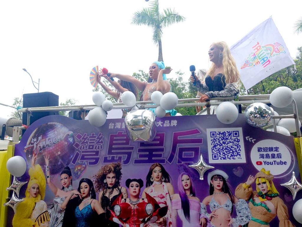 台灣同志遊行（台湾LGBT+プライド）2024のパレードカーからスピーチするドラァグクイーン