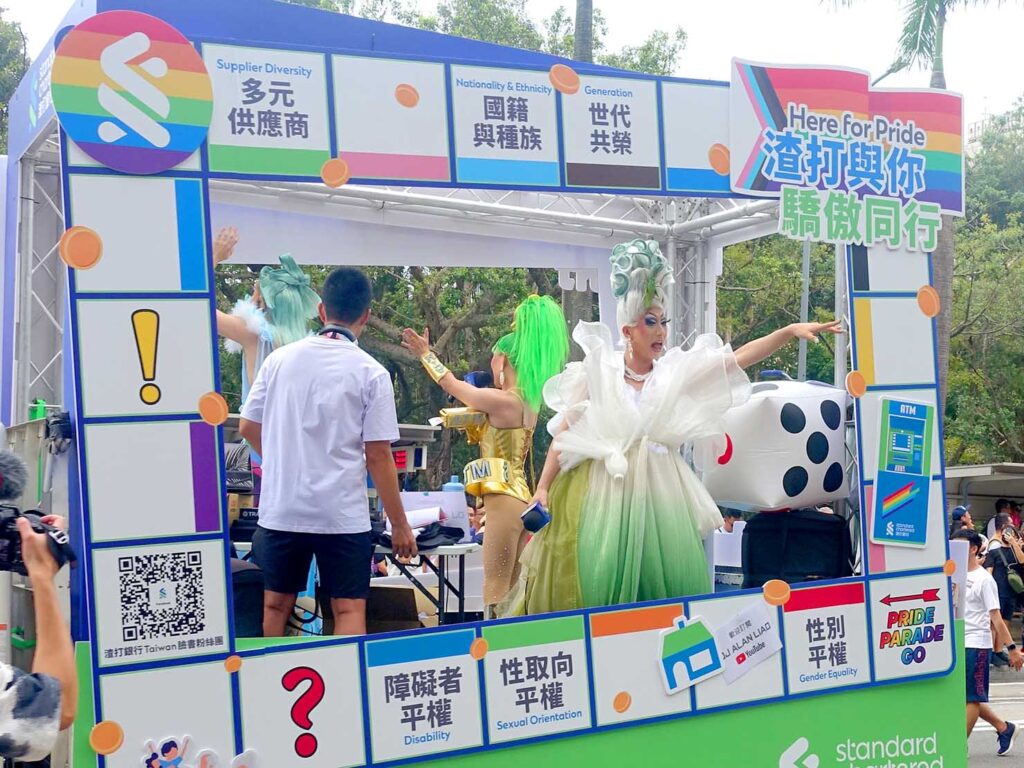 台灣同志遊行（台湾LGBT+プライド）2024のパレードに参加する金融企業のパレードカー