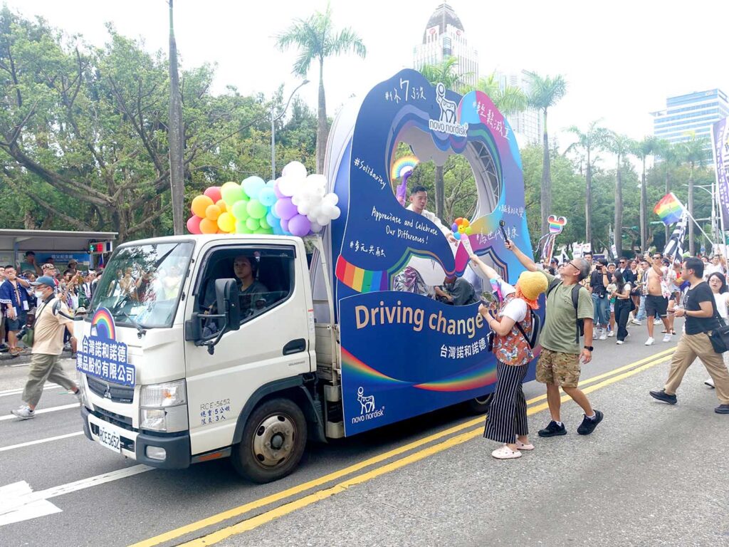 台灣同志遊行（台湾LGBT+プライド）2024のパレードに参加するバイオ系企業のパレードカー