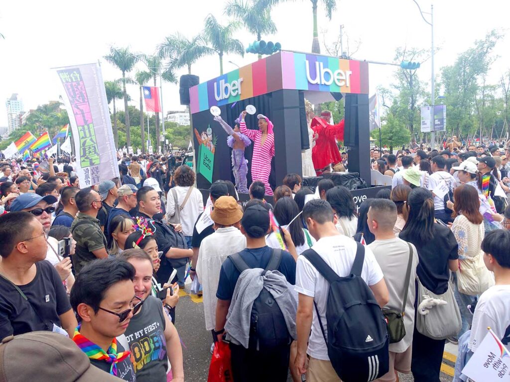 台灣同志遊行（台湾LGBT+プライド）2024のパレードカー周辺で盛り上がる参加者たち