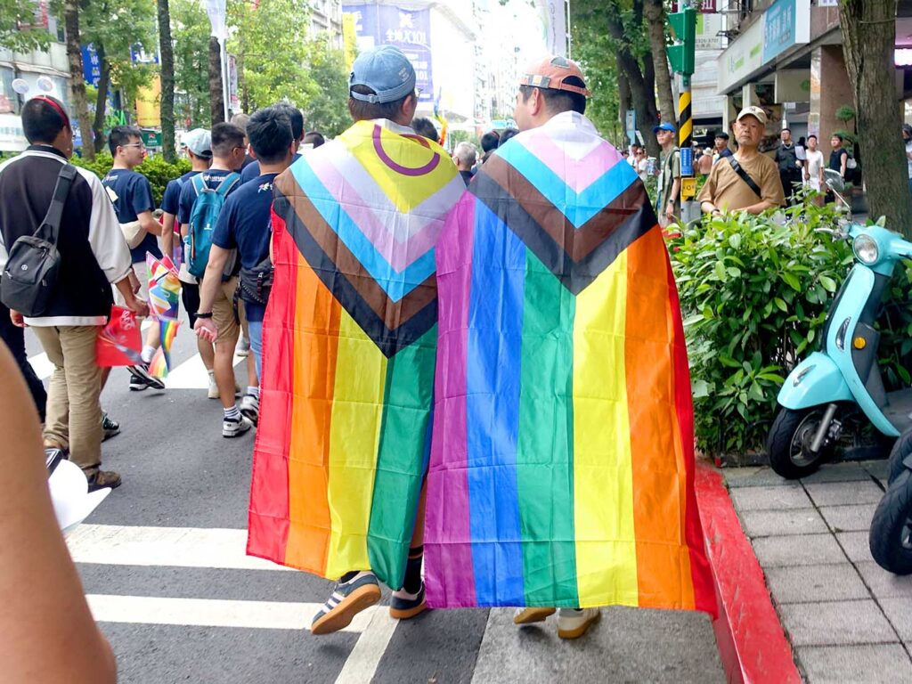 台灣同志遊行（台湾LGBT+プライド）2024のパレードをレインボーフラッグを纏って歩く参加者