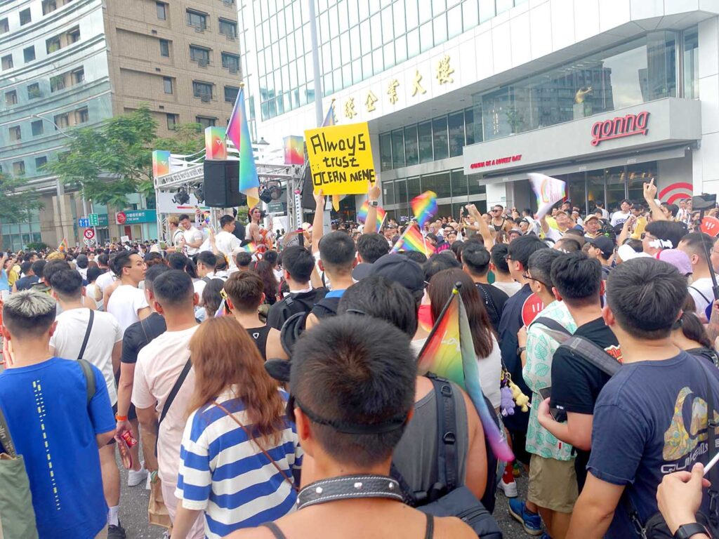 台灣同志遊行（台湾LGBT+プライド）2024で仁愛圓環に差し掛かるパレード隊列