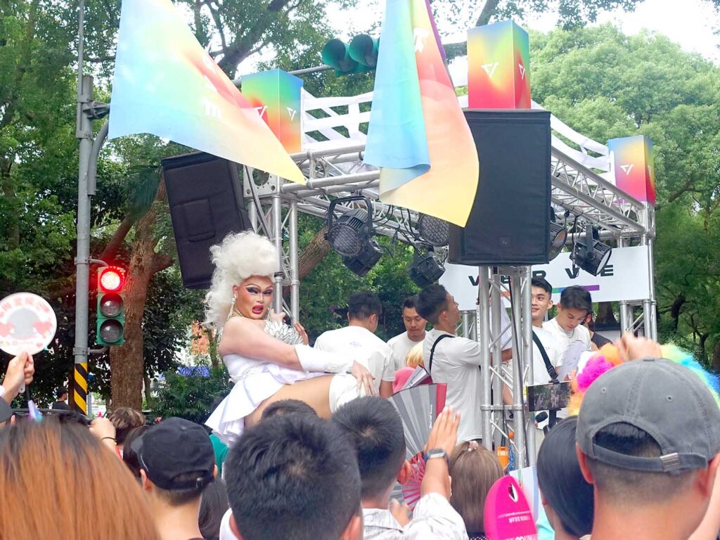 台灣同志遊行（台湾LGBT+プライド）2024のパレードカー上でパフォーマンスするドラァグクイーン