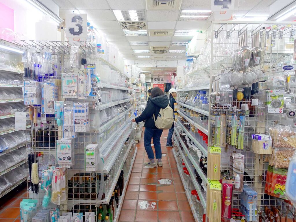 台北駅周辺でのおみやげ探しにおすすめのスポット「太原路」の瓶専門店店内