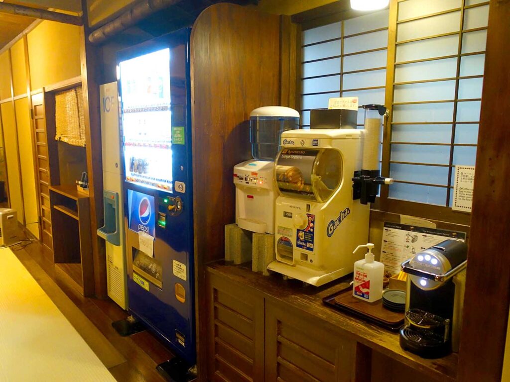 神戸・有馬温泉のおすすめ旅館「ホテル花小宿」１階の自販機