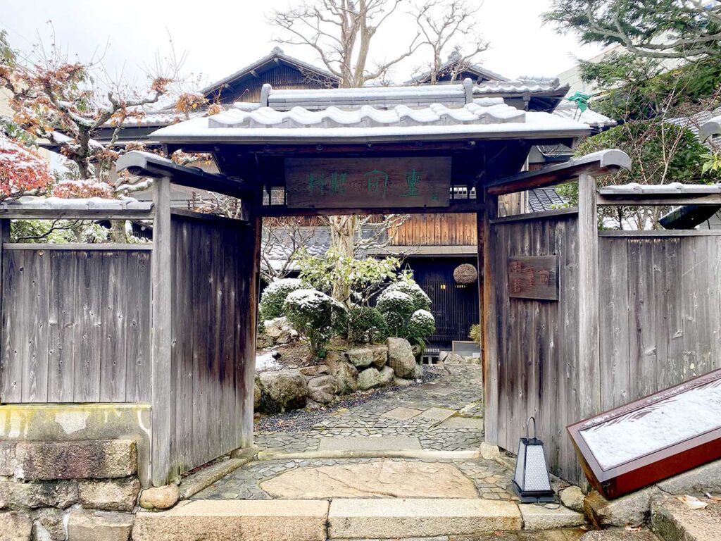 神戸・有馬温泉のおすすめ旅館「ホテル花小宿」雪の外観