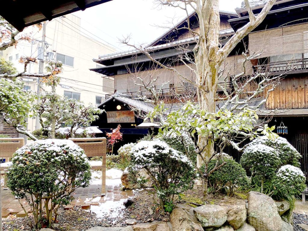 神戸・有馬温泉のおすすめ旅館「ホテル花小宿」雪の庭