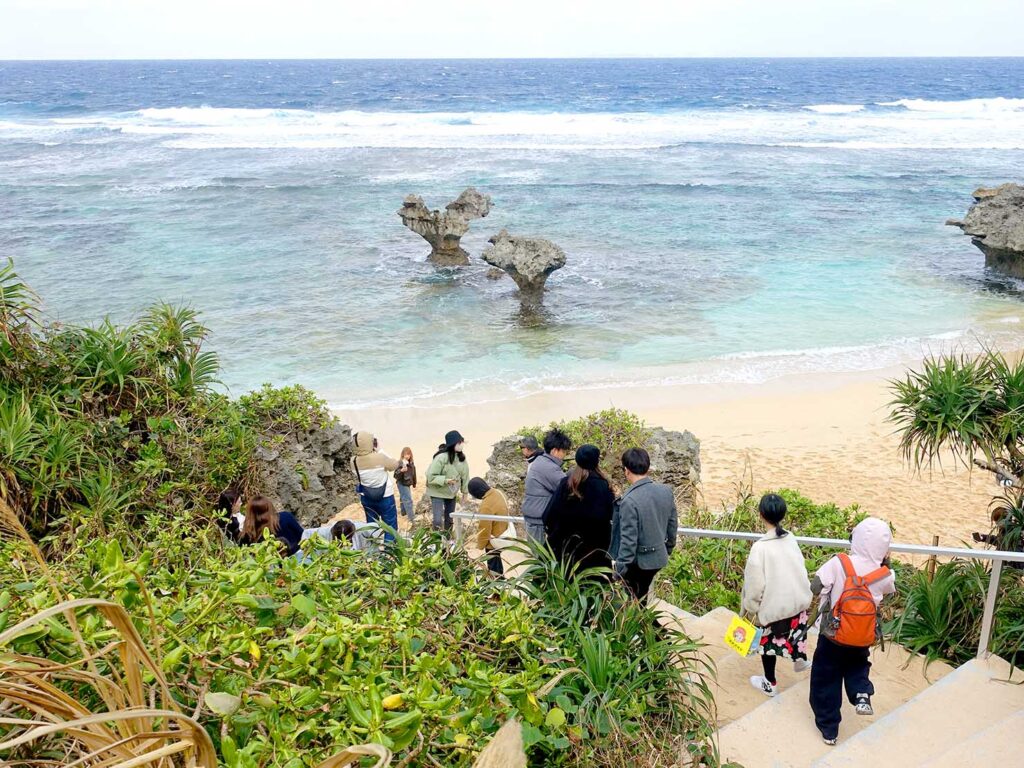 沖縄・古宇利島「ハートロック」の遠景