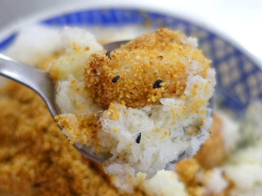 台北・延三夜市のおすすめグルメ店「魏祥記純糖麻糬」の小花生粉麻糬冰クローズアップ