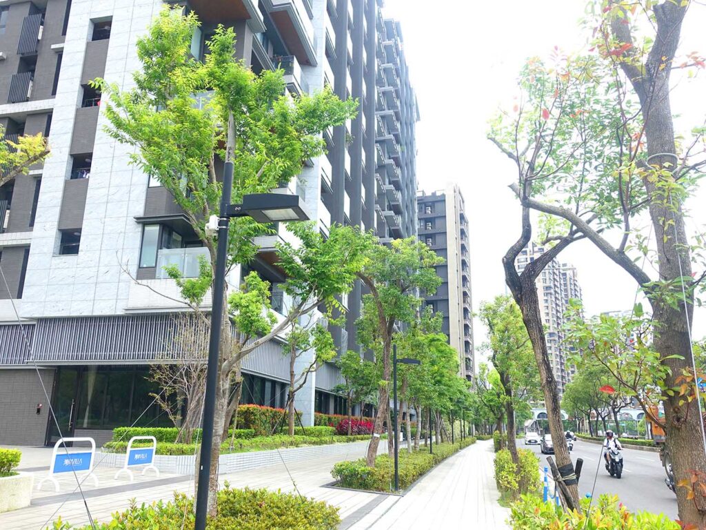 新北・新店溪沿いの高層マンション