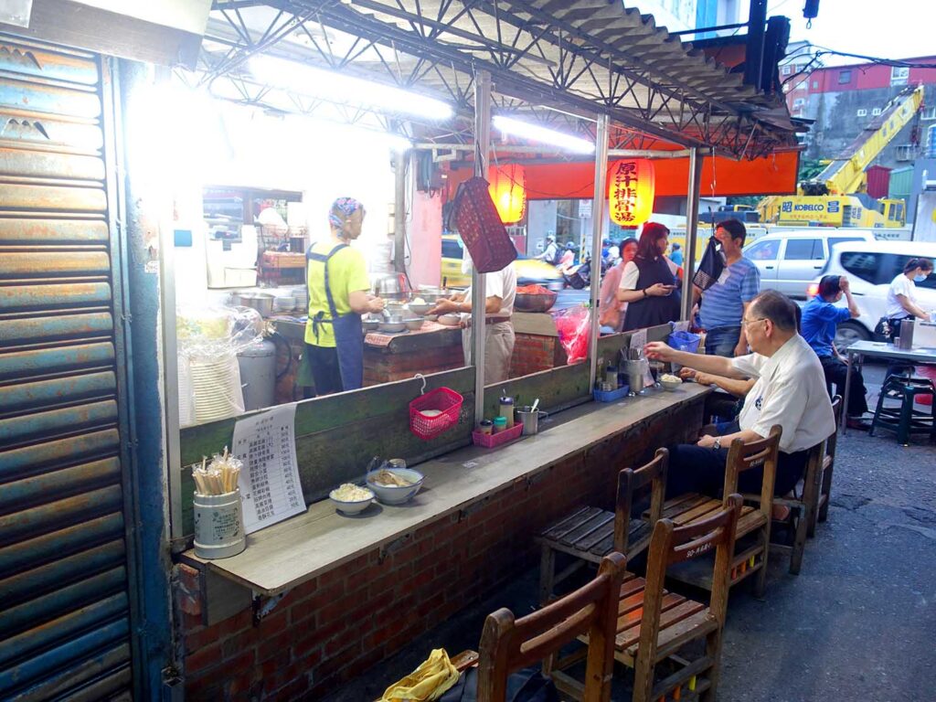 台北・延三夜市のおすすめグルメ店「灶頂 原汁排骨湯高麗菜飯」の店内