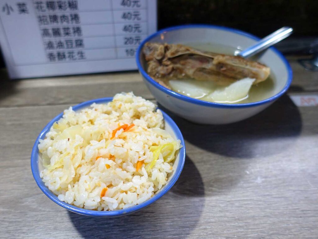 台北・延三夜市のおすすめグルメ店「灶頂 原汁排骨湯高麗菜飯」の高麗菜飯