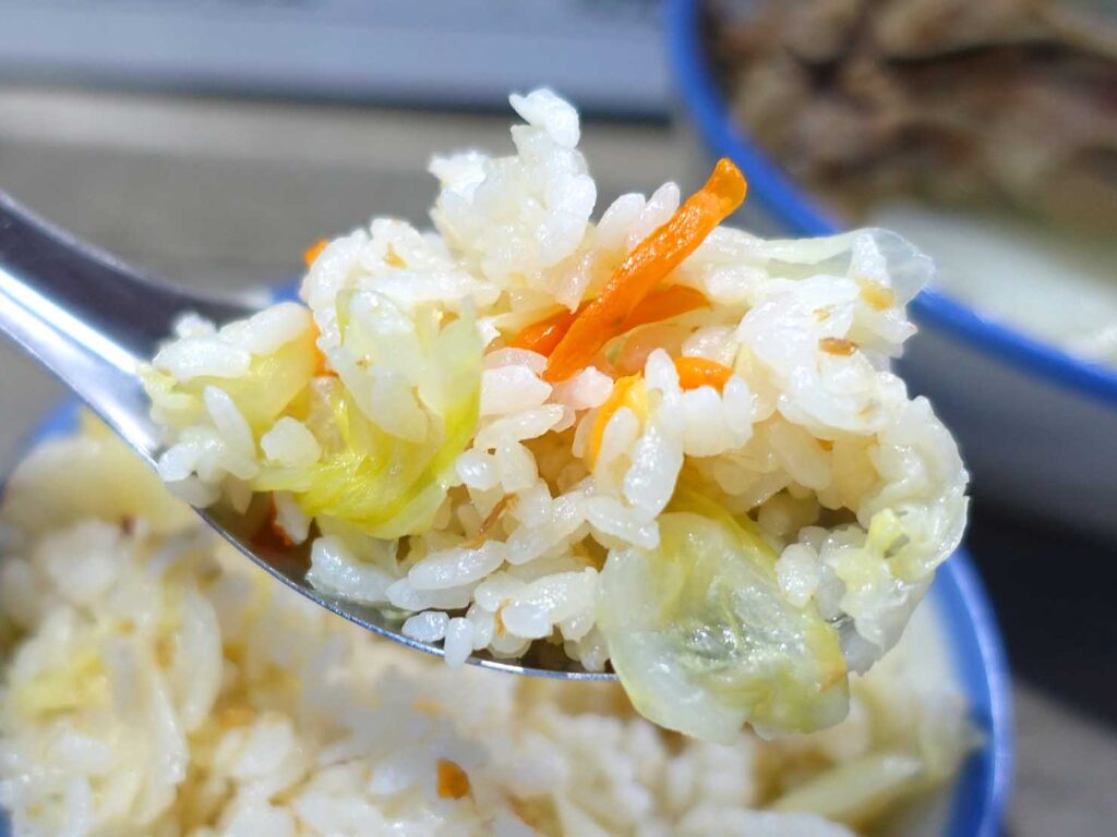 台北・延三夜市のおすすめグルメ店「灶頂 原汁排骨湯高麗菜飯」の高麗菜飯クローズアップ