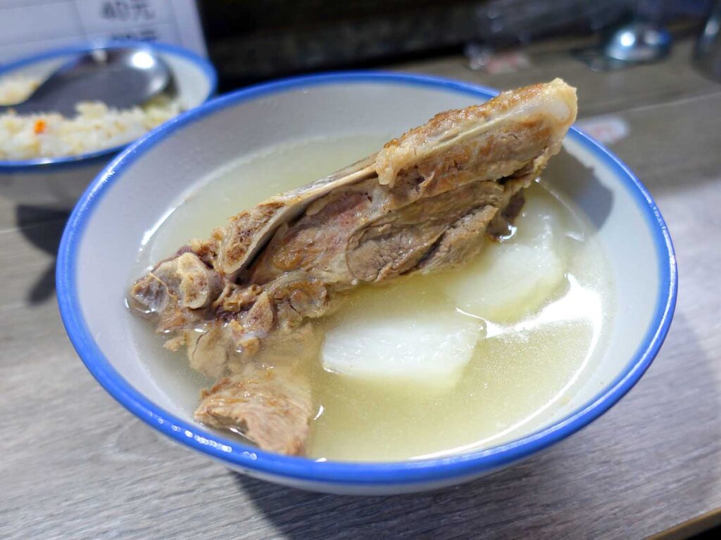 台北・延三夜市のおすすめグルメ店「灶頂 原汁排骨湯高麗菜飯」の原汁排骨湯