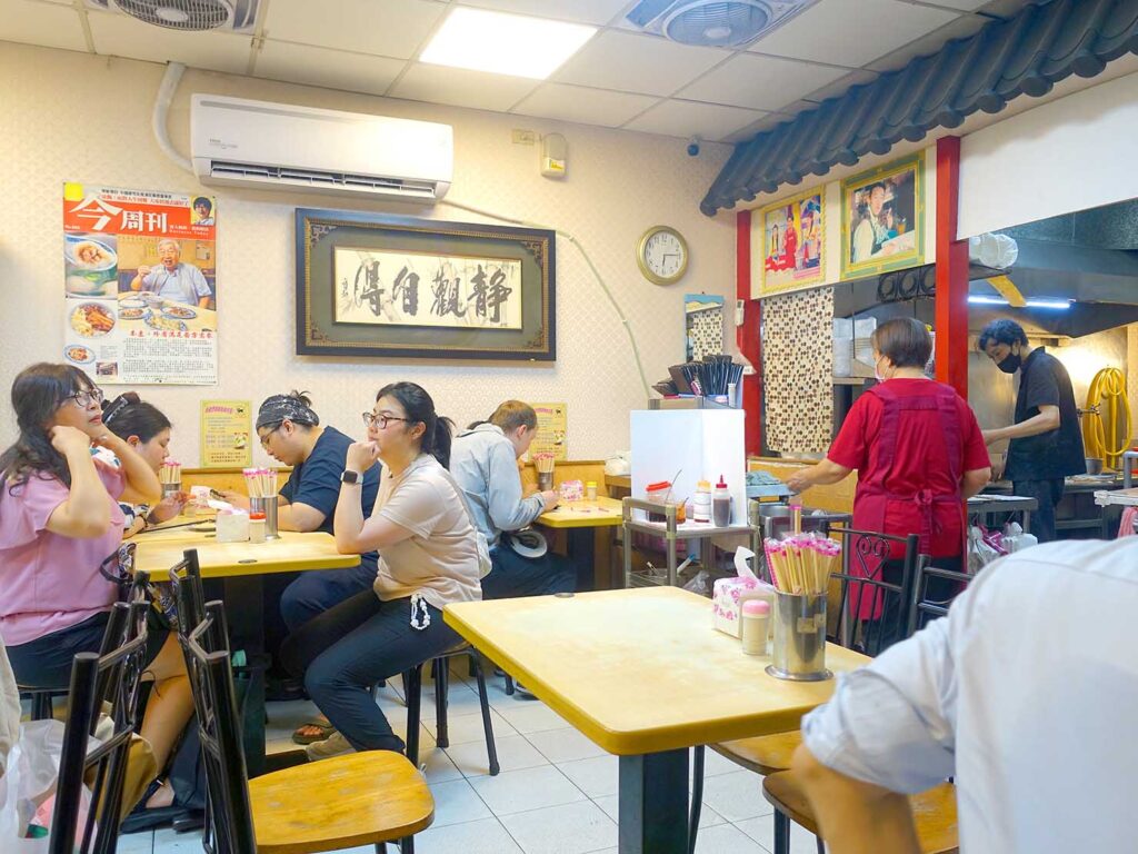 台北・延三夜市のおすすめグルメ店「施家鮮肉湯圓」の店内