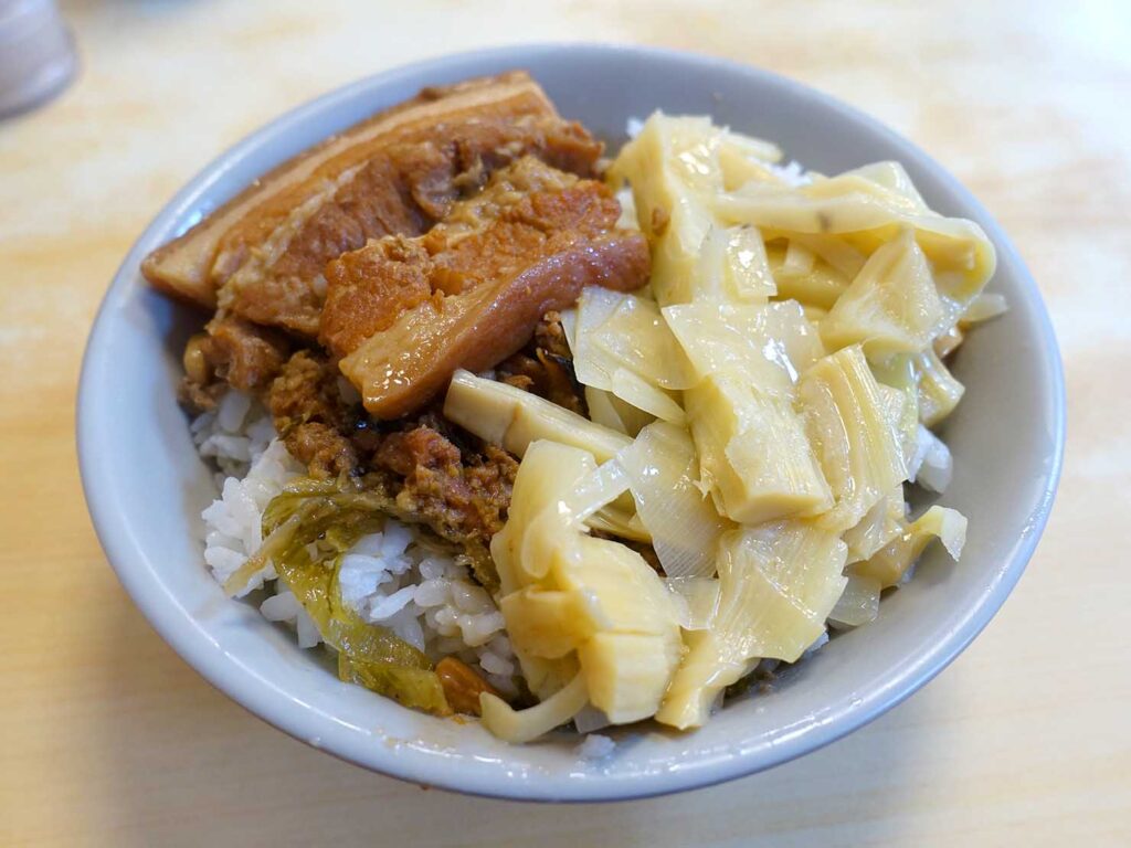 台北・延三夜市のおすすめグルメ店「施家鮮肉湯圓」の控肉飯