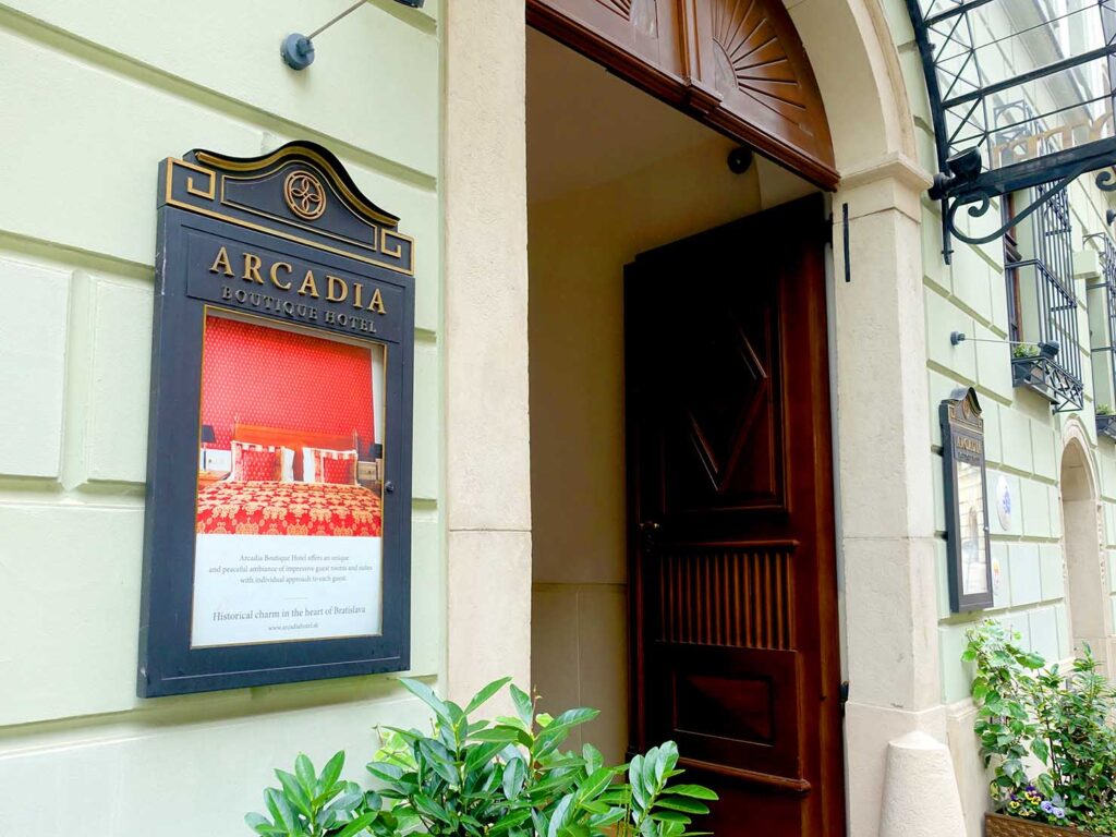 スロバキア・ブラチスラバのおすすめホテル「Arcadia Boutique Hotel」の入口
