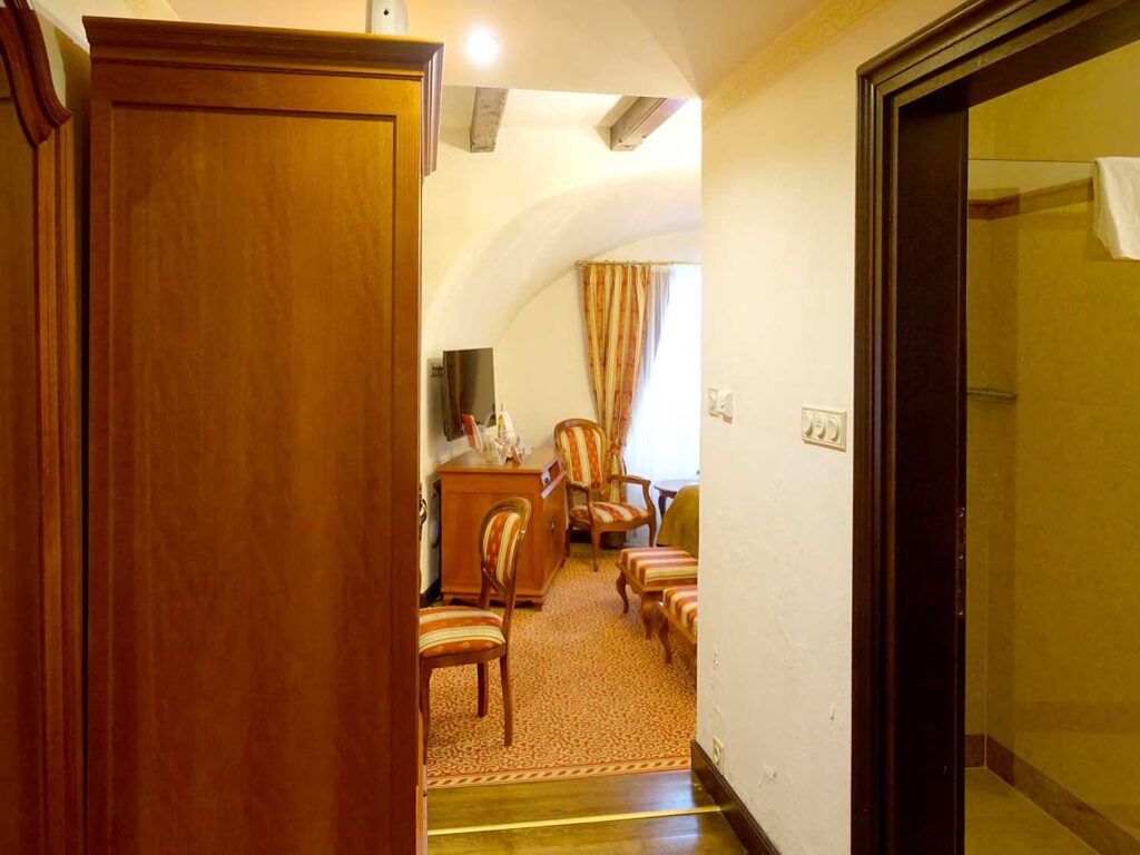 スロバキア・ブラチスラバのおすすめホテル「Arcadia Boutique Hotel」デラックスルームを玄関側から