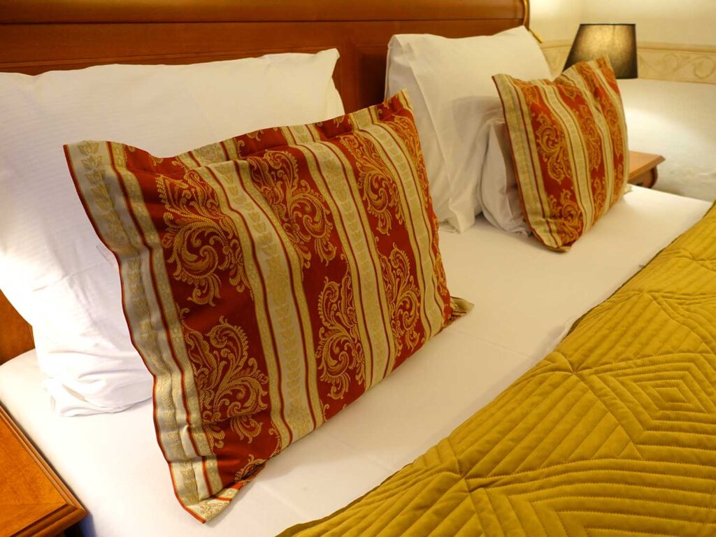 スロバキア・ブラチスラバのおすすめホテル「Arcadia Boutique Hotel」デラックスルームの枕