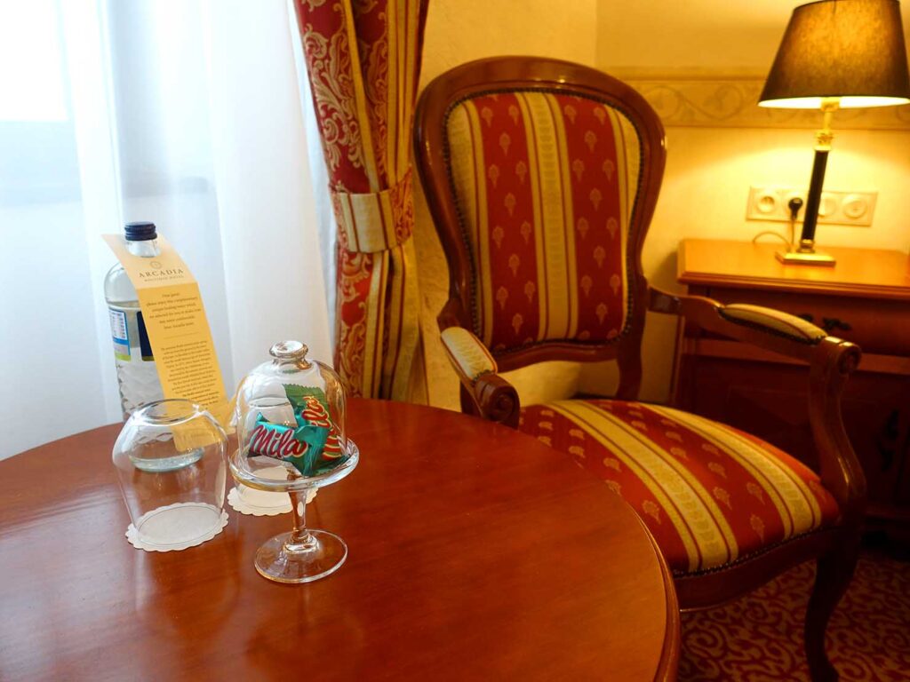 スロバキア・ブラチスラバのおすすめホテル「Arcadia Boutique Hotel」デラックスルームのテーブル