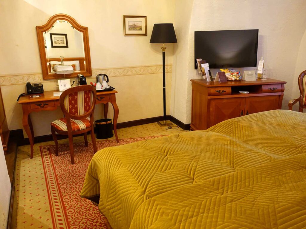 スロバキア・ブラチスラバのおすすめホテル「Arcadia Boutique Hotel」デラックスルームをベッド側から