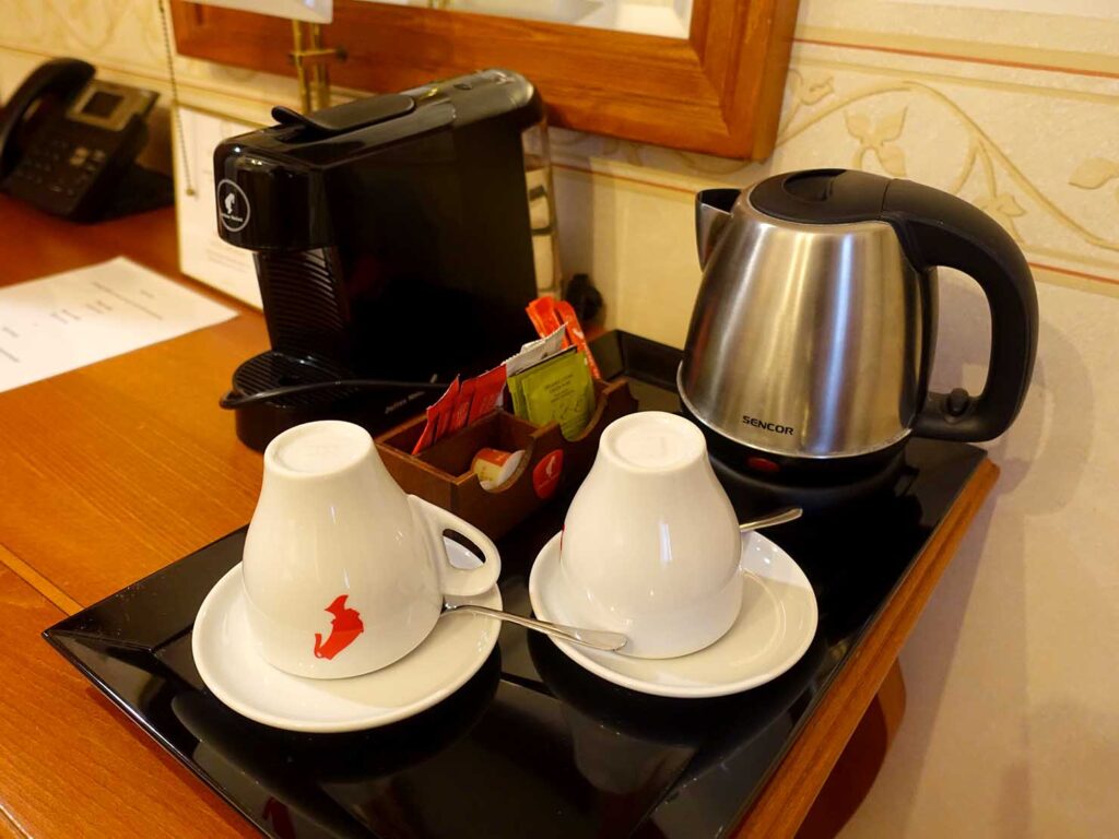 スロバキア・ブラチスラバのおすすめホテル「Arcadia Boutique Hotel」デラックスルームのカップ
