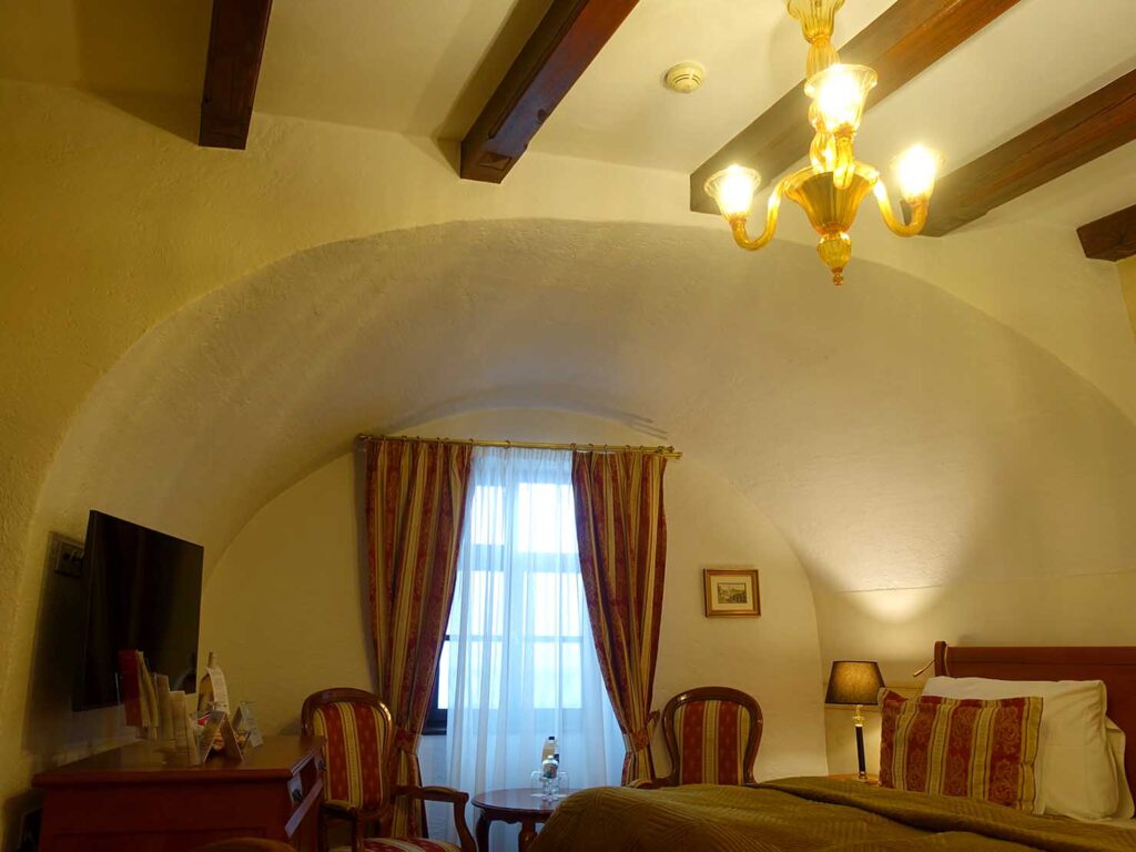 スロバキア・ブラチスラバのおすすめホテル「Arcadia Boutique Hotel」デラックスルームの天井