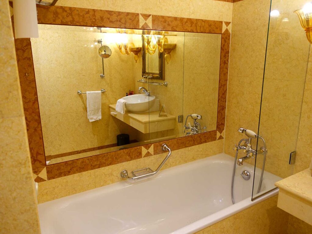 スロバキア・ブラチスラバのおすすめホテル「Arcadia Boutique Hotel」デラックスルームのバスタブ