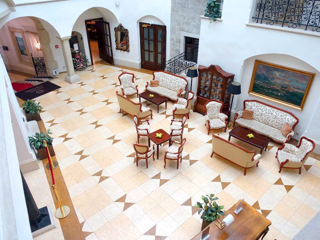 スロバキア・ブラチスラバのおすすめホテル「Arcadia Boutique Hotel」のロビーを2階から