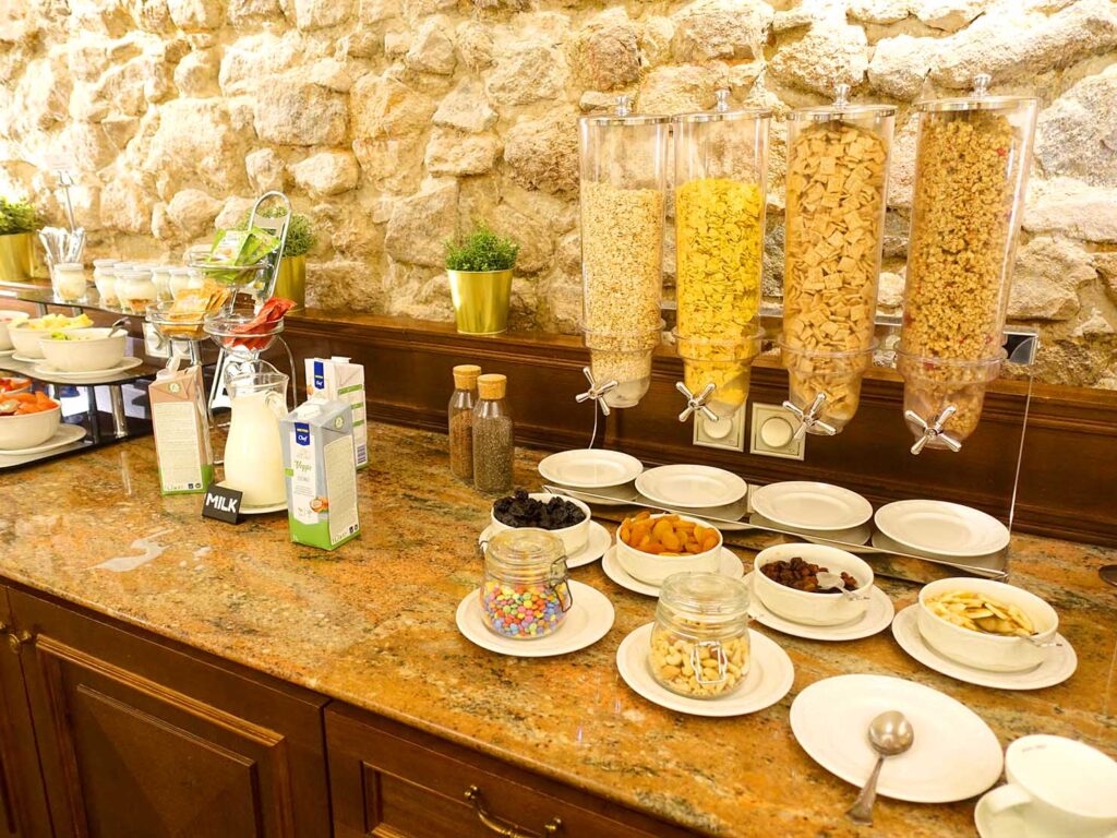 スロバキア・ブラチスラバのおすすめホテル「Arcadia Boutique Hotel」の朝食(コーンフレーク)